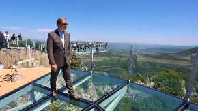 Bez problema izdrži 130 tona! Vučić: "Pa smo i mi sa 117 kg smeli da stanemo na staklo...  Idemo, Drobnjak i ja zagrljeni tamo"