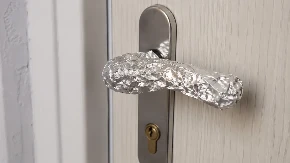 Zašto ljudi obmotavaju kvaku aluminijumskom folijom? Kada saznate razlog, odmah ćete isprobati ovaj trik