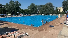 Drama na bazenu u Beogradu: Iz vode izvučena žena bez svesti, očevici opisali dramu