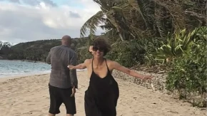 Hale Beri ispala bradavica: Slavna glumica doživela peh na plaži, njena reakcija je potpuni hit