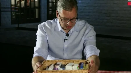 Vučić pokazao lekove koji će imati niže cene: Ovo će biti olakšanje za sve građane