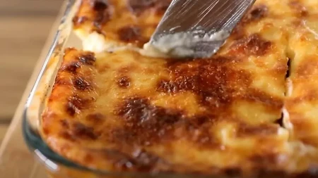 Naše bake su dodavale tajni sastojak u musaku! Nećete verovati koliko će postati sočna, trik zlata vredan