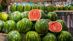 Svi gledaju boju, a to je pogrešno! Evo kako da za 10 sekundi izaberete najslađu lubenicu na pijaci