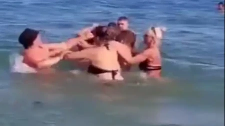 Makljaža žena u Ulcinju! Dohvatile se u vodi, sevali udarci, dete na gumi sve gledalo! Turisti u šoku (VIDEO)