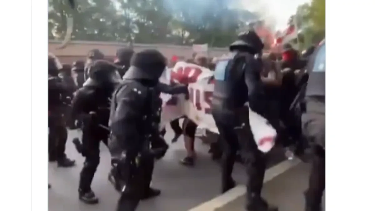Pogledajte kako "demokratska" policija pendrecima udara demonstrante na protestu protiv AfD u Erfurtu! (VIDEO)