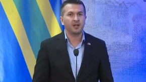 Pejović napada Vučića i Srbiju: Evo ga sa srpskom trobojkom samo par godina ranije