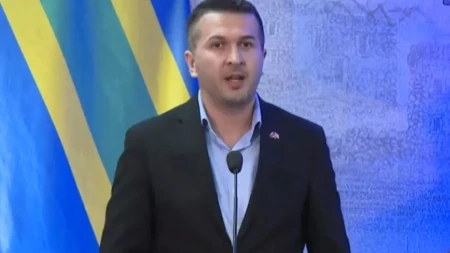 Pejović napada Vučića i Srbiju: Evo ga sa srpskom trobojkom samo par godina ranije