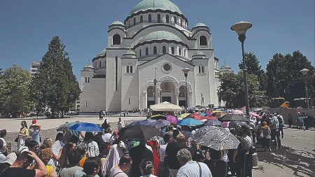 Novi udar blokadera na Srpsku pravoslavnu crkvu: Skandalozne nalepnice preplavile Beograd, ljudi pobesneli 
