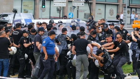 Krvave scene i brutalna hapšenja u Turskoj: Policija suzavcem lomila demonstrante i pohapsila preko sto ljudi