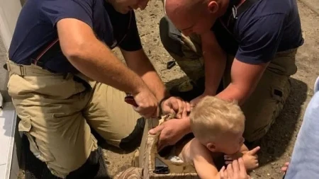 Priča kao iz crtanog filma: Dečak se zaglavio u tabureu - vatrogasci stigli u pomoć! (FOTO)