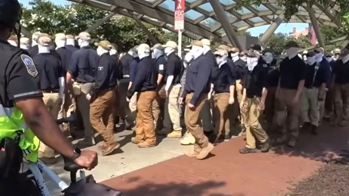 Maskirani nacisti okupirali Vašington! "Demokratija izneverila ovu nekada veliku naciju" (VIDEO)