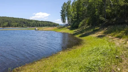 Raj na jugu Srbije za beg iz grada: Jezero koje osvaja nestvarnim pejzažima i čuvenim plutajućim ostrvima