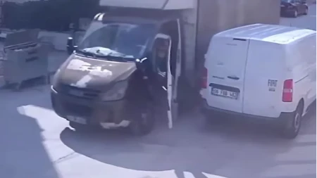 Kamion je u maloj ulici krenuo nizbrdo bez vozača, katastrofa je bila na pomolu: Prolaznik u sekundi shvatio šta se dešava - reakcija je bila munjevita