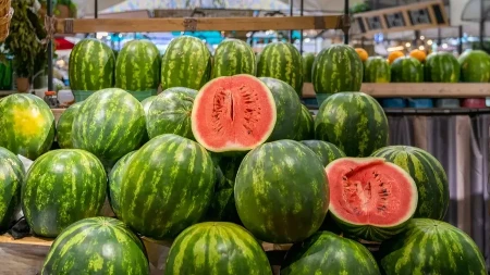 Jedna od omiljenih letnjih voćki može da napravi problem: Evo ko ne bi smeo da jede lubenicu