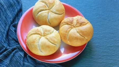 DOMAĆE KAJZERICE - Uz ovaj recept dobićete vazdušastu sredinu i sjajnu koricu kao sa fotografije