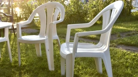 Plastične stolice će blistati kao nove: Potrebna su vam samo 2 sastojka koja već imate u kuhinji