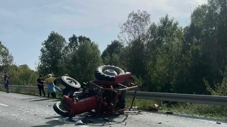 Teška nesreća kod Prokuplja: Traktor pao na vozača, ostao zaglavljen!
