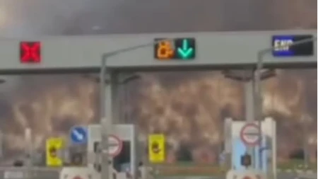 Crni oblak progutao nebo: Pogledajte jezive snimke buktinje u Inđiji (VIDEO)