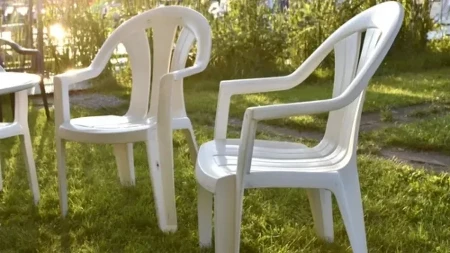 Ima da budu bele kao da ste ih tek izneli iz prodavnice: Kako očistiti bele plastične stolice?