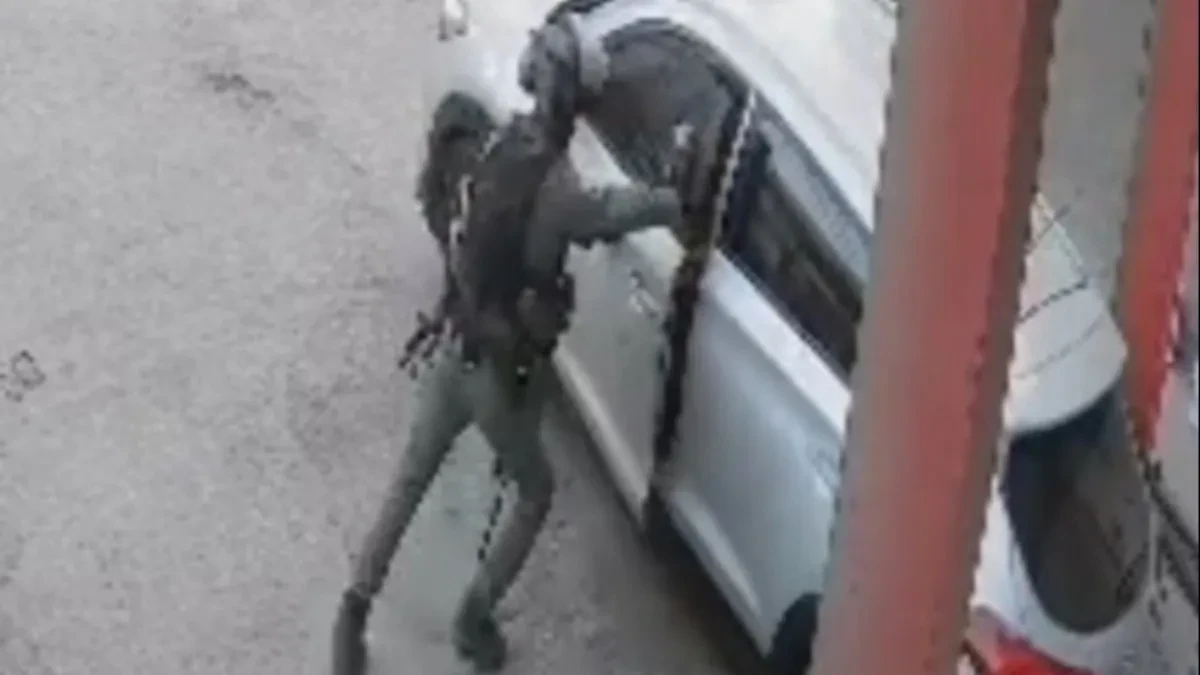 Uznemirujuće!  Izraelski policajac baca šok-bombu u auto sa Palestincima pa blokira vrata da vozač ne izađe, a onda puca na putnike!