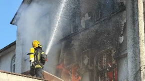 Buktinja progutala deo zgrade kod Gornjeg Milanovca! Evakuisana porodica, urušen krov, vatrogasci sprečili katastrofu