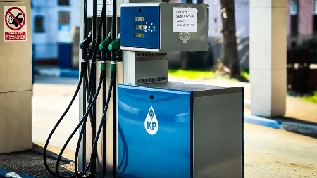 Počeo haos na pumpama zbog raketiranja tankera: Cene nafte divljaju nakon napada u Ormuskom moreuzu
