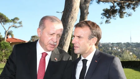 Makron krenuo da poljubi ruku Erdoganovoj supruzi, ona krenula da se otima: Nastala je neprijatna situacija