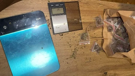 Bacio drogu pred policijom, a onda je usledio hladan tuš! U stanu pronađeni marihuana, kokain i novac