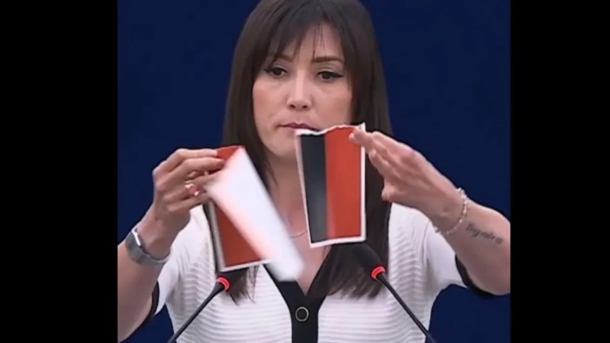 "Dole banderizam i nacizam" Poslanica pocepala zastavu ukrajinske armije (VIDEO)