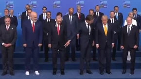 Neprijatna scena na samitu NATO! Rute i lideri se smejali Rami zbog onoga što je obuo? (VIDEO)