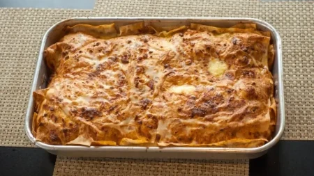 Mekana, vazdušasta i toliko ukusna da će jedna tepsija biti malo: Gibanica sa 3 vrste sira koja nema konkurenciju