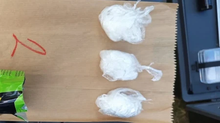 Akcija SBPOK u Inđiji! Pali osumnjičeni dileri, kod njih pronađeni kokain, velika količina novca i oprema za merenje droge