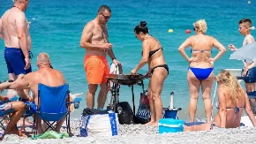 Snimak iz Grčke zapalio internet: Ono što su turisti uradili nasred plaže mnogi nazivaju vrhuncem bezobrazluka