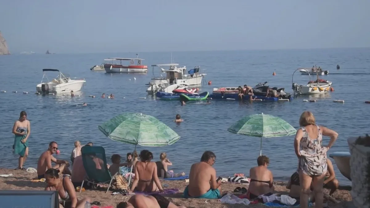 Srbi, oprez na plažama u Budvi: Policija proterala tri Bugarke, evo šta je utvrđeno