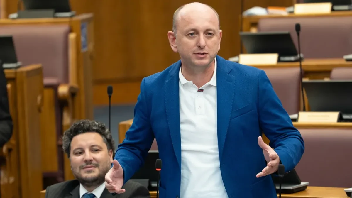 Pukla bruka: Milan Knežević pokazao kompromitujuću Spajićevu fotografiju