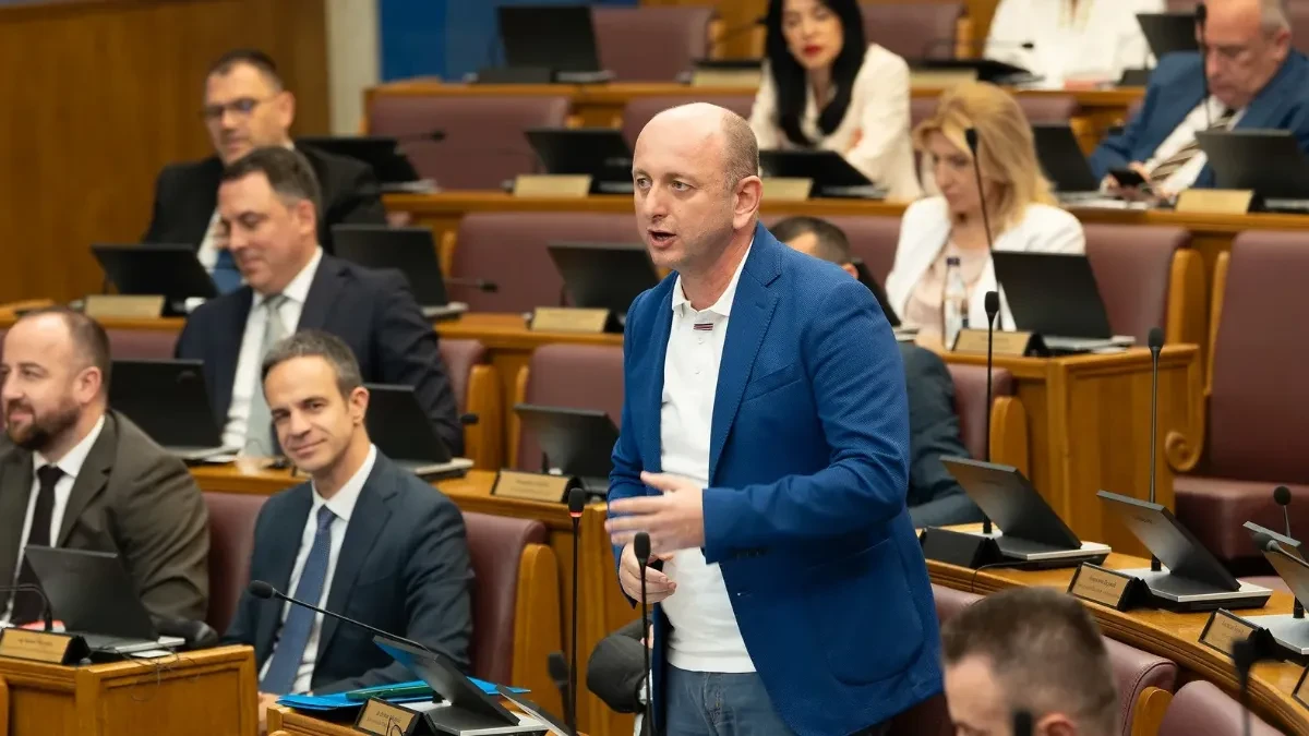 Knežević zapalio Skupštinu, ogolio decenije progona Srba: "Neću lažno pomirenje"