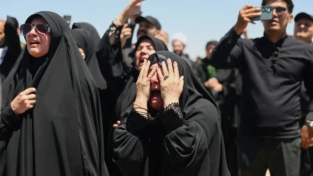 "Kunemo se krvlju vođe – ubićemo te!" Haos na sahrani Hamneija! (VIDEO)