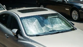 Zašto vam zaštita od sunca stalno pada sa šoferke? Većina vozača pravi istu grešku, a rešenje je pred nosom