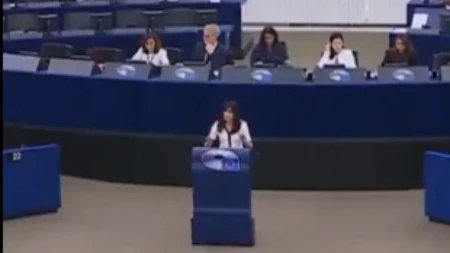 Šok u Evropskom parlamentu: Cepa zastavu i pominje genocid!