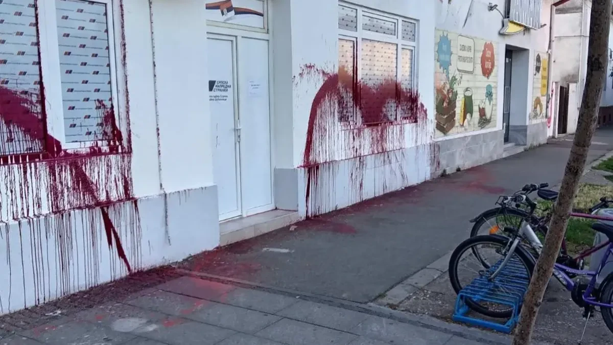 Ponovo demolirane prostorije SNS u Dobanovcima: Kamere sve zabeležile (FOTO/VIDEO)