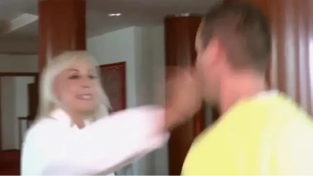 Lepa Brena iz sve snage ošamarila voditelja! On pao na pod: "Jesam ti rekla da me to ne pitaš?!" (VIDEO)