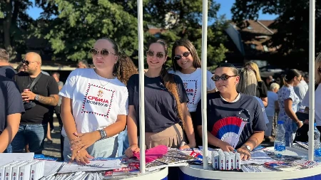 Građani širom Srbije podržali Vučića! Okupili se i poručili da je Srbija ujedinjena