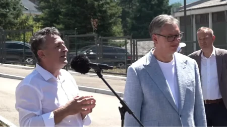 Prišao Vučiću i uputio mu reči koje su odjeknule: Predsednik odgovorio - „Osećam se postiđeno“