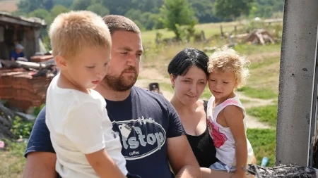 Grom udario u porodičnu kuću, majka sa dvoje dece bila unutra: Požar progutao dom Pavlovića - sve što su godinama stvarali nestalo za pola sata 
