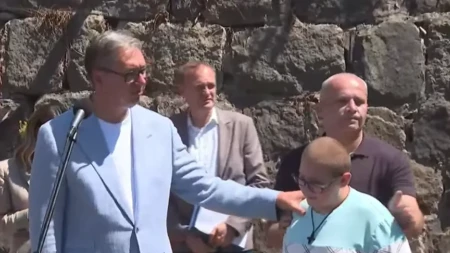 Mališan skupio hrabrost i prišao Vučiću: Pomenuo tatu i Ladu Nivu, pa predsedniku uputio jednu molbu