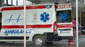 Poznato u kom stanju je maloletnica koja je izbodena u centru grada: Privedena tinejdžerka (18) zbog nasilničkog ponašanja