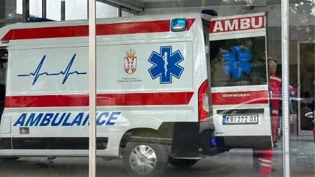 Poznato u kom stanju je maloletnica koja je izbodena u centru grada: Privedena tinejdžerka (18) zbog nasilničkog ponašanja