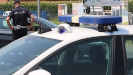 Krali novac i alkohol iz marketa u Novom Sadu: Policija uhapsila tri muškarca dok su pokušavali da opljačkaju kafić