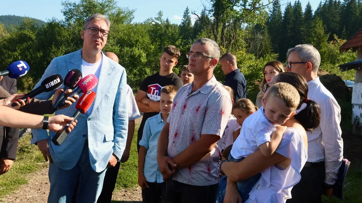 "Blago majci koja Vas je rodila" Vučića u Radijićevima dočekali meštani: Najbolji na svetu! (VIDEO)