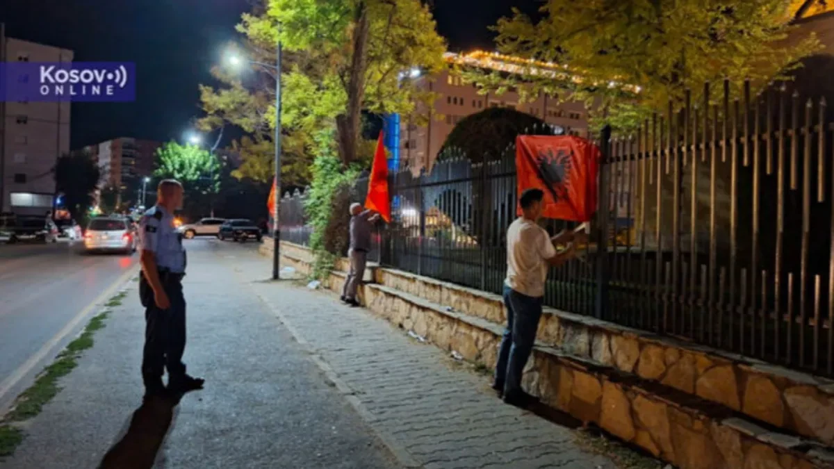 Sramna provokacija! Na ogradi srpskih crkava u Lipljanu postavljene zastave OVK i Albanije